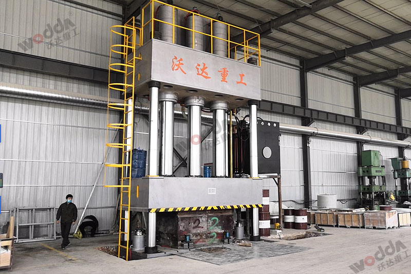 生產(chǎn)2立方玻璃鋼化糞池設(shè)備_2000噸四柱液壓機(jī)_液壓機(jī)廠(chǎng)家