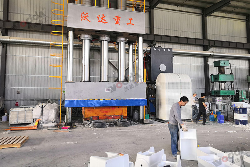 生產(chǎn)2立方玻璃鋼化糞池設(shè)備_2000噸四柱液壓機(jī)_液壓機(jī)廠(chǎng)家