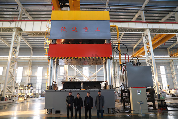 2500噸復(fù)合材料成型液壓機(jī)_大型四柱液壓機(jī)廠(chǎng)家