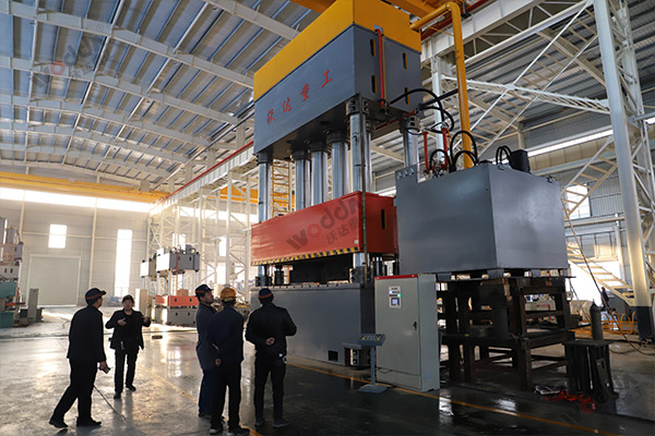 2500噸復(fù)合材料成型液壓機(jī)_大型四柱液壓機(jī)廠(chǎng)家