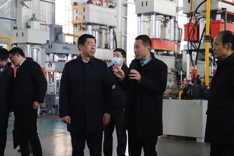 徐州市委常委、經(jīng)開區(qū)黨工委書記張克一行觀看車間