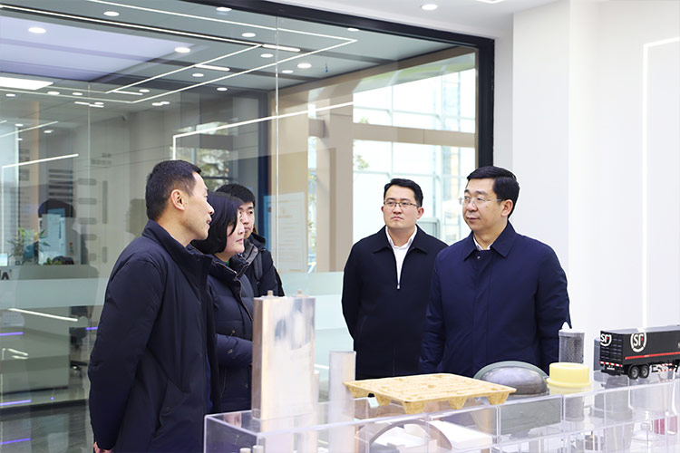 徐州市委常委、經(jīng)開區(qū)黨工委書記張克一行蒞臨山東沃達(dá)重工調(diào)研考察